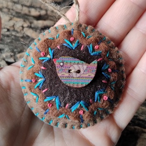 Kikelet mandala - hímzett gyapjúfilc mandala kulcstartó, kitűző, táska dísz, bross - ékszer - kitűző és bross - kitűző - Meska.hu