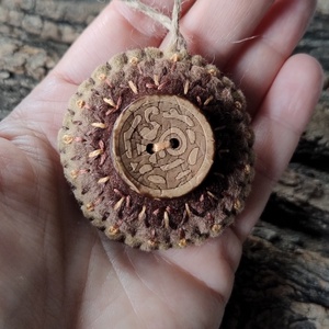 Föld mandala - hímzett gyapjúfilc mandala kulcstartó, kitűző, táska dísz, bross - ékszer - kitűző és bross - kitűző - Meska.hu