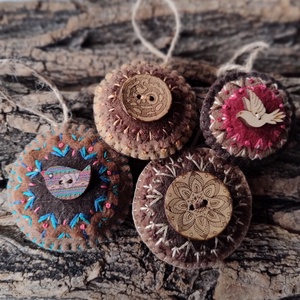 Föld mandala - hímzett gyapjúfilc mandala kulcstartó, kitűző, táska dísz, bross - ékszer - kitűző és bross - kitűző - Meska.hu