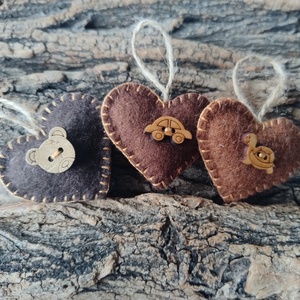 Barna szívek - hímzett gyapjúfilc karácsonyfadísz, ajándék kísérő, kulcstartó, táska dísz, Karácsony, Karácsonyi lakásdekoráció, Karácsonyfadíszek, Varrás, Hímzés, MESKA