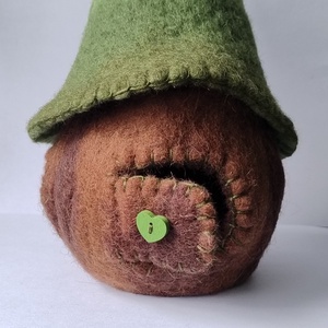 Zöld manó ház - gyapjúból nemezelt házikó  - játék & sport - baba & babaház - babaház - Meska.hu