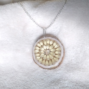 Fehér medál természetes anyagokból -  - Meska.hu