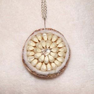 Fehér medál természetes anyagokból -  - Meska.hu