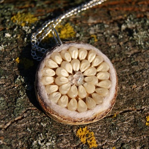 Fehér medál természetes anyagokból - Meska.hu