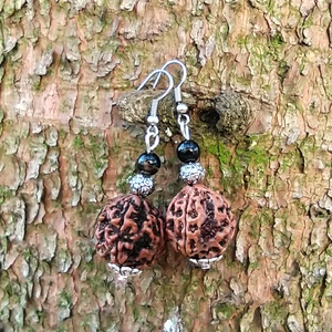 Indiai rudraksha fülbevaló onix gyönggyel - Meska.hu