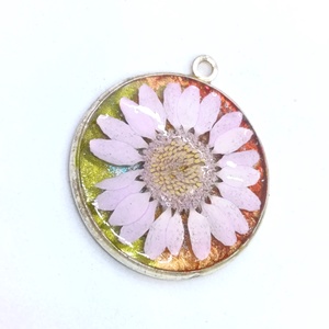 Pink virágos gyanta medál - Meska.hu