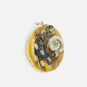 Csigás tollas gyantamedál - Meska.hu