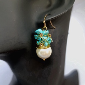 Türkiz-gyöngy fülbevaló pár - Meska.hu