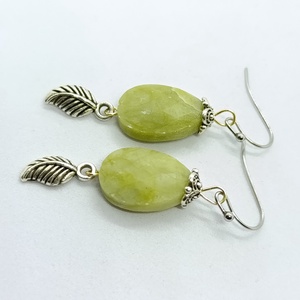 Tavaszi zöld - jáde fülbevaló pár , Ékszer, Fülbevaló, Lógó fülbevaló, Ékszerkészítés, Gyöngyfűzés, gyöngyhímzés, MESKA