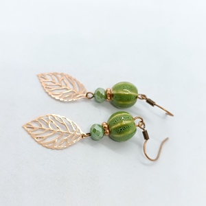 Tavaszi zöld - kerámia fülbevaló pár , Ékszer, Fülbevaló, Lógó fülbevaló, Ékszerkészítés, Gyöngyfűzés, gyöngyhímzés, MESKA