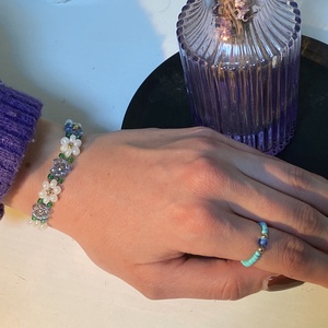 Kék-fehér virágos karkötő - ékszer - karkötő - gyöngyös karkötő - Meska.hu