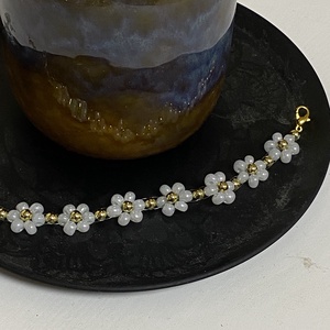 Fehér virágos karkötő - Meska.hu