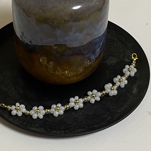 Fehér virágos karkötő - ékszer - karkötő - gyöngyös karkötő - Meska.hu