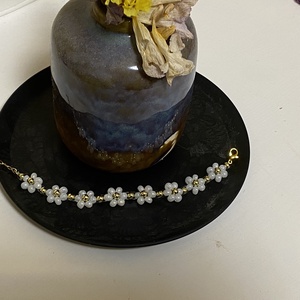 Fehér virágos karkötő - ékszer - karkötő - gyöngyös karkötő - Meska.hu