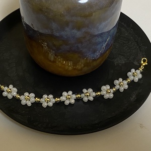 Fehér virágos karkötő - ékszer - karkötő - gyöngyös karkötő - Meska.hu