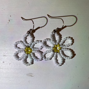 Fehér virág fülbevaló - ékszer - fülbevaló - lógó fülbevaló - Meska.hu