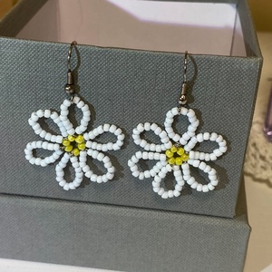 Fehér virág fülbevaló, Ékszer, Fülbevaló, Lógó fülbevaló, Ékszerkészítés, Gyöngyfűzés, gyöngyhímzés, MESKA