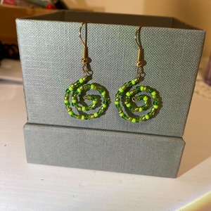 Zöld csigavonalas fülbevaló, Ékszer, Fülbevaló, Lógó fülbevaló, Ékszerkészítés, Gyöngyfűzés, gyöngyhímzés, MESKA