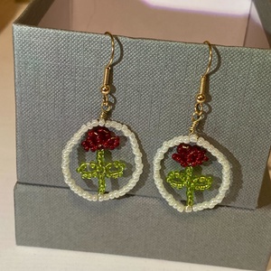 Keretes virág fülbevaló, Ékszer, Fülbevaló, Lógó fülbevaló, Ékszerkészítés, Gyöngyfűzés, gyöngyhímzés, MESKA