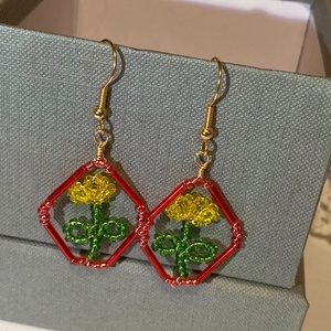 Piros keretes virág fülbevaló, Ékszer, Fülbevaló, Lógó fülbevaló, Ékszerkészítés, Gyöngyfűzés, gyöngyhímzés, MESKA