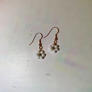 Kis százszorszép fülbevaló - ékszer - fülbevaló - lógó fülbevaló - Meska.hu