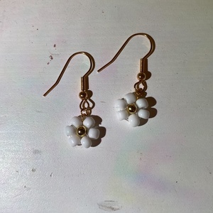 Kis százszorszép fülbevaló - ékszer - fülbevaló - lógó fülbevaló - Meska.hu