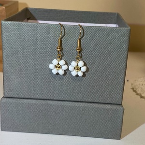 Kis százszorszép fülbevaló - ékszer - fülbevaló - lógó fülbevaló - Meska.hu