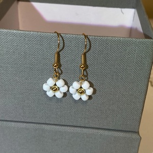 Kis százszorszép fülbevaló, Ékszer, Fülbevaló, Lógó fülbevaló, Ékszerkészítés, MESKA