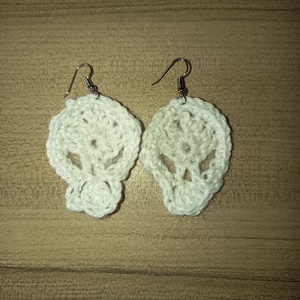 Horgolt koponya fülbevaló - Meska.hu