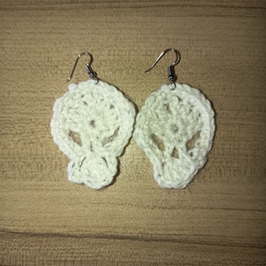 Horgolt koponya fülbevaló - ékszer - karkötő - széles karkötő - Meska.hu