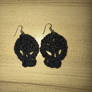 Horgolt koponya fülbevaló - Meska.hu