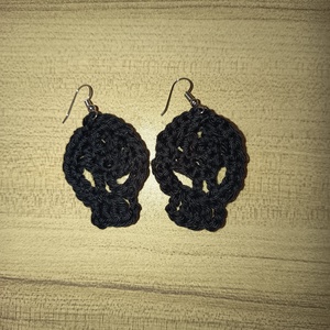 Horgolt koponya fülbevaló - ékszer - karkötő - széles karkötő - Meska.hu