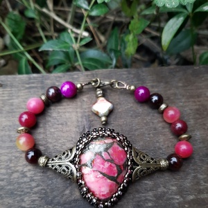 Jáde és gránát karkötő - ékszer - karkötő - gyöngyös karkötő - Meska.hu