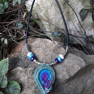 Nyaklánc  gyöngyhímzett medállal  - ékszer - nyaklánc - medálos nyaklánc - Meska.hu