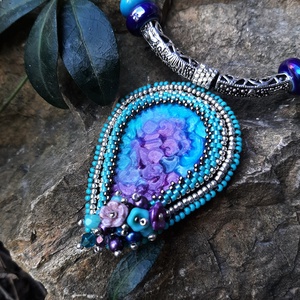 Nyaklánc  gyöngyhímzett medállal  - ékszer - nyaklánc - medálos nyaklánc - Meska.hu