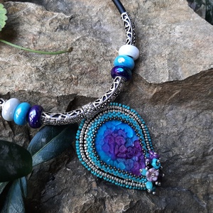 Nyaklánc  gyöngyhímzett medállal  - ékszer - nyaklánc - medálos nyaklánc - Meska.hu