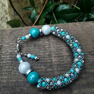 Türkiz és fehér - ékszer - karkötő - gyöngyös karkötő - Meska.hu