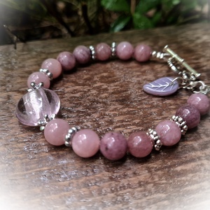 Halvány rózsaszín jade karkötő lámpagyönggyel - ékszer - karkötő - gyöngyös karkötő - Meska.hu