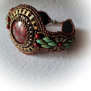 gyöngyhímzett karkötő - ékszer - karkötő - karkötő medállal - Meska.hu