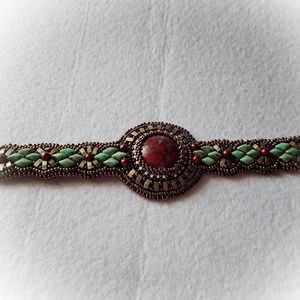 gyöngyhímzett karkötő - ékszer - karkötő - karkötő medállal - Meska.hu