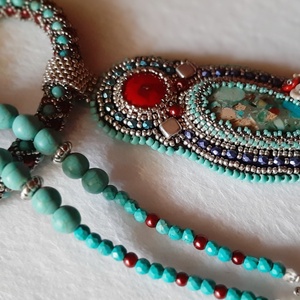 Nyaklánc gyöngyhímzett medállal - ékszer - nyaklánc - medálos nyaklánc - Meska.hu