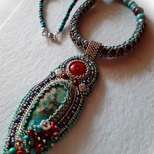 Nyaklánc gyöngyhímzett medállal - Meska.hu