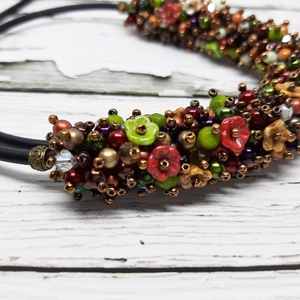 Szines, virágos, apró gyöngyös nyaklánc - ékszer - nyaklánc - statement nyaklánc - Meska.hu