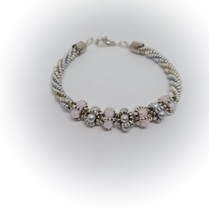 Ezüst és rózsaszin gyöngyös karkötő - ékszer - karkötő - bogyós karkötő - Meska.hu