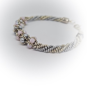 Ezüst és rózsaszin gyöngyös karkötő - ékszer - karkötő - bogyós karkötő - Meska.hu