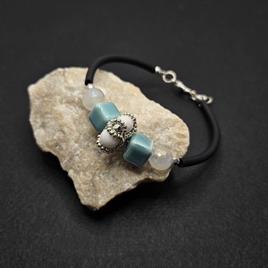 Fehér-türkiz karperec - ékszer - karkötő - memóriadrótos karkötő - Meska.hu