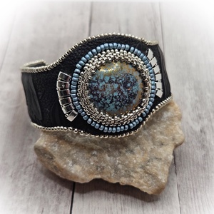 Karperec cseh üvegkabosonnal, Ékszer, Karkötő, Széles karkötő, Ékszerkészítés, MESKA