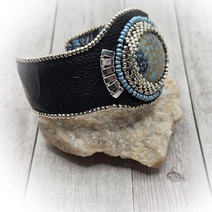 Karperec cseh üvegkabosonnal - ékszer - karkötő - széles karkötő - Meska.hu