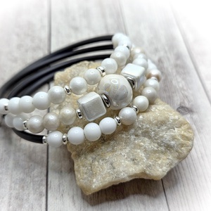 Fehér perzsa jáde karkötő, Ékszer, Karkötő, Széles karkötő, Ékszerkészítés, 6mm-es fehér perzsa jáde karkötő görög kerámia gyönggyel.
Memória drótra fűzve. Átmérő 6 cm
Ez egy ..., MESKA