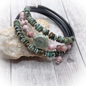 Afrikai türkiz-jáspis karperec, Ékszer, Karkötő, Széles karkötő, Ékszerkészítés, Afrikai türkiz korongok, 6mm-es rózsaszin zebra jáspis és kerámia gyöngy karkötő.
Memória drótra fű..., MESKA